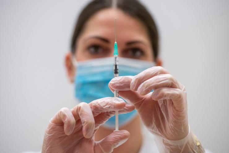 Országos tisztifőorvos: az egészségügyi dolgozók jelentkezhetnek a kórházi oltópontokon a védőoltásért